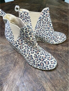 Tom’s leopard print suede wedge pump ankle boot size 11